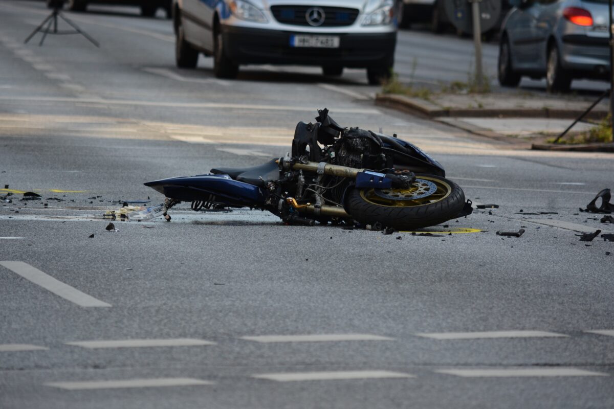 Tragedie în Capitală! Un motociclist în vârstă de 26 de ani a murit după ce a intrat într-un tramvai