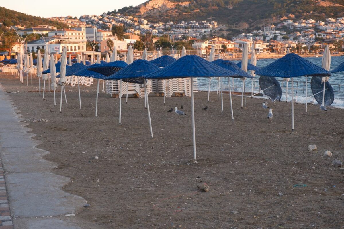 Destinația de vacanță a românilor a interzis fumatul pe plajă. Ce schimbări au făcut autoritățile locale din acest sezon