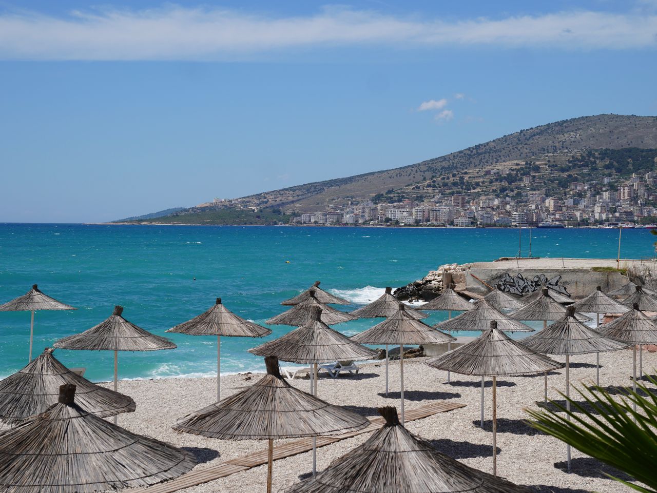 Alerta Vibrio în Mediterană: Plaje închise în Spania din cauza "bacteriei mâncătoare de țesuturi"