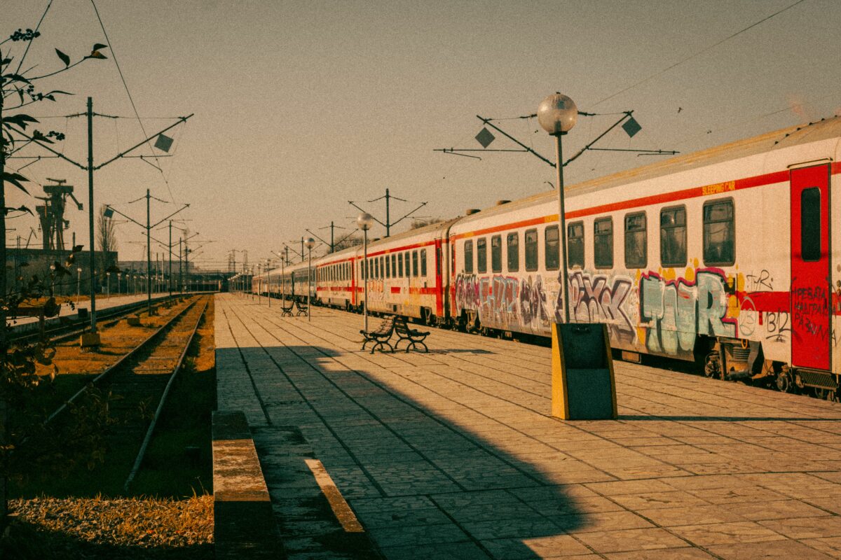 Schimbări importante în transportul feroviar. Trenurile către litoral nu vor mai opri într-o stație frecventată intens de turiști