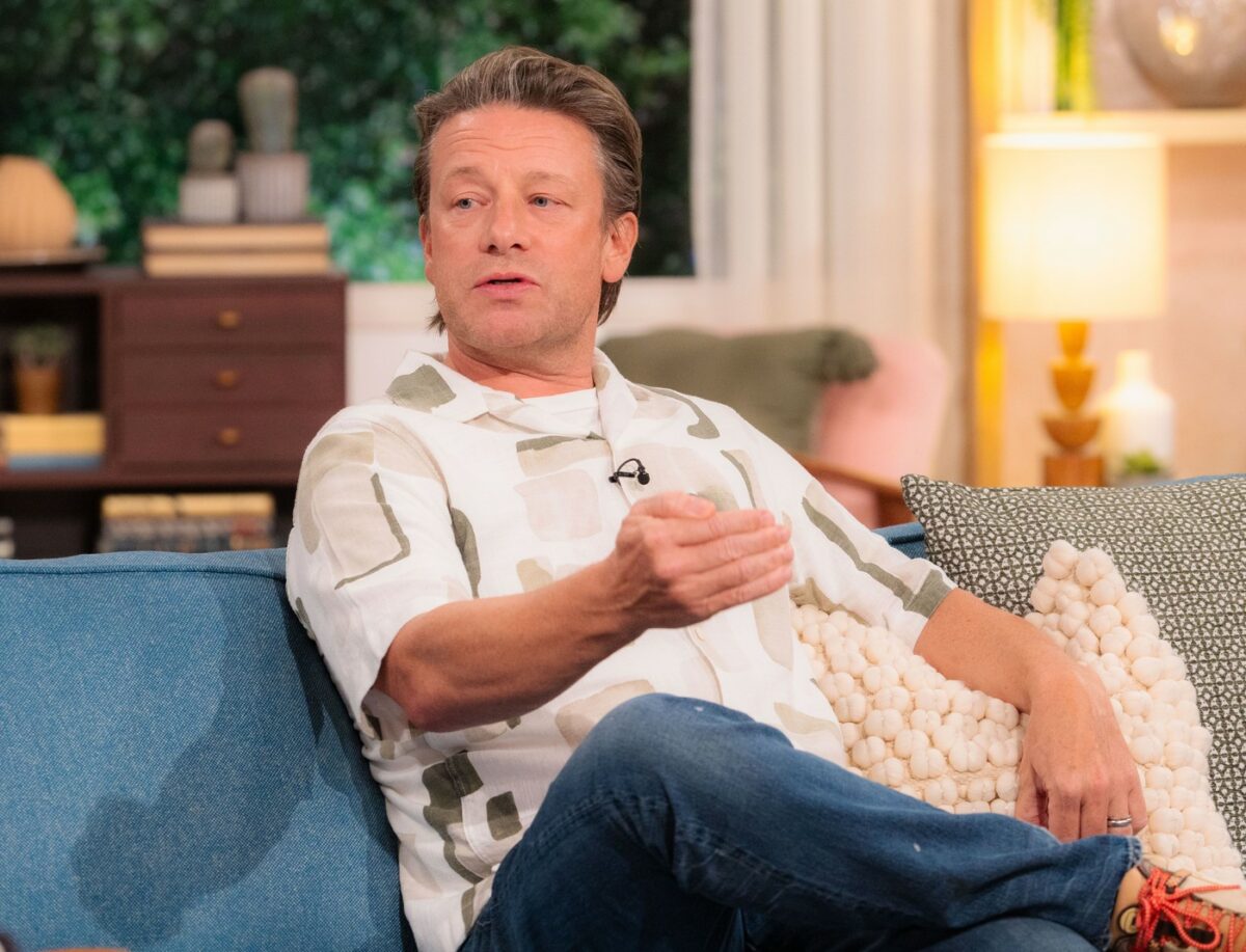 Jamie Oliver și-a întărit măsurile de securitate la proprietatea lui din Essex. Celebrul bucătar s-ar teme după ce o tabără de refugiați a fost ridicată în apropiere de reședința sa
