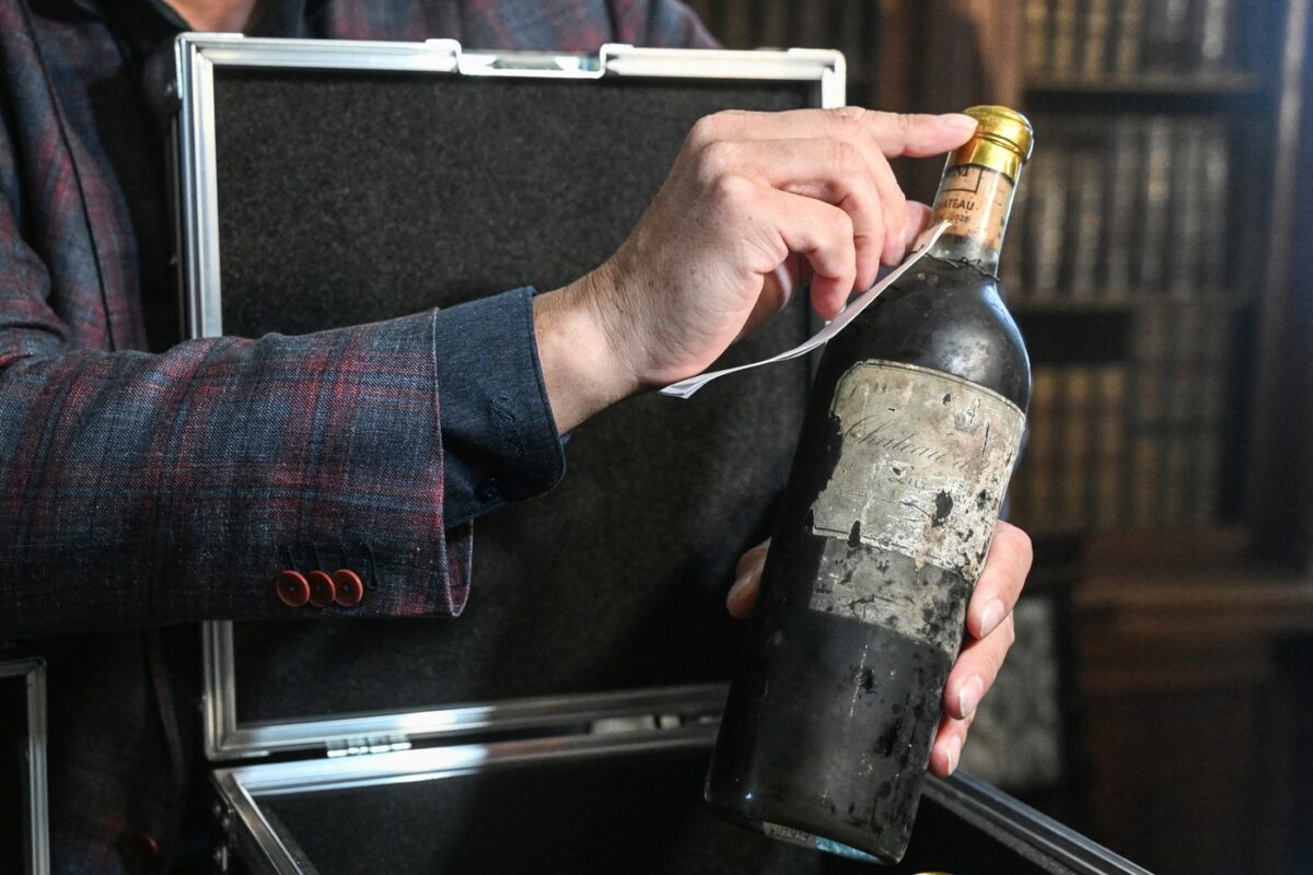 Vin francez vechi de peste 130 de ani, ascuns sub podeaua unui castel, readus la viață! Povestea incredibilă a unei comori uitate