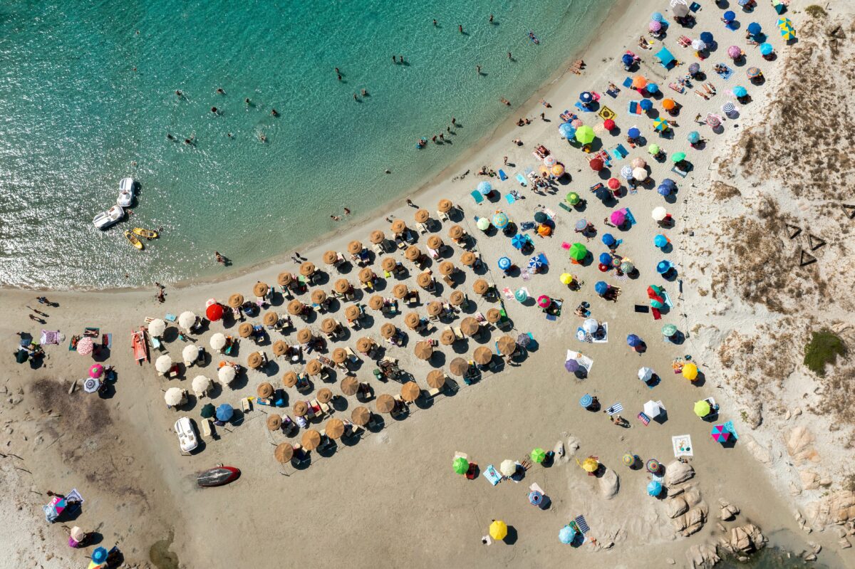 O stațiune din Sardinia a impus o regulă controversată. Care sunt turiștii care nu vor mai putea folosi umbrele pe plajă
