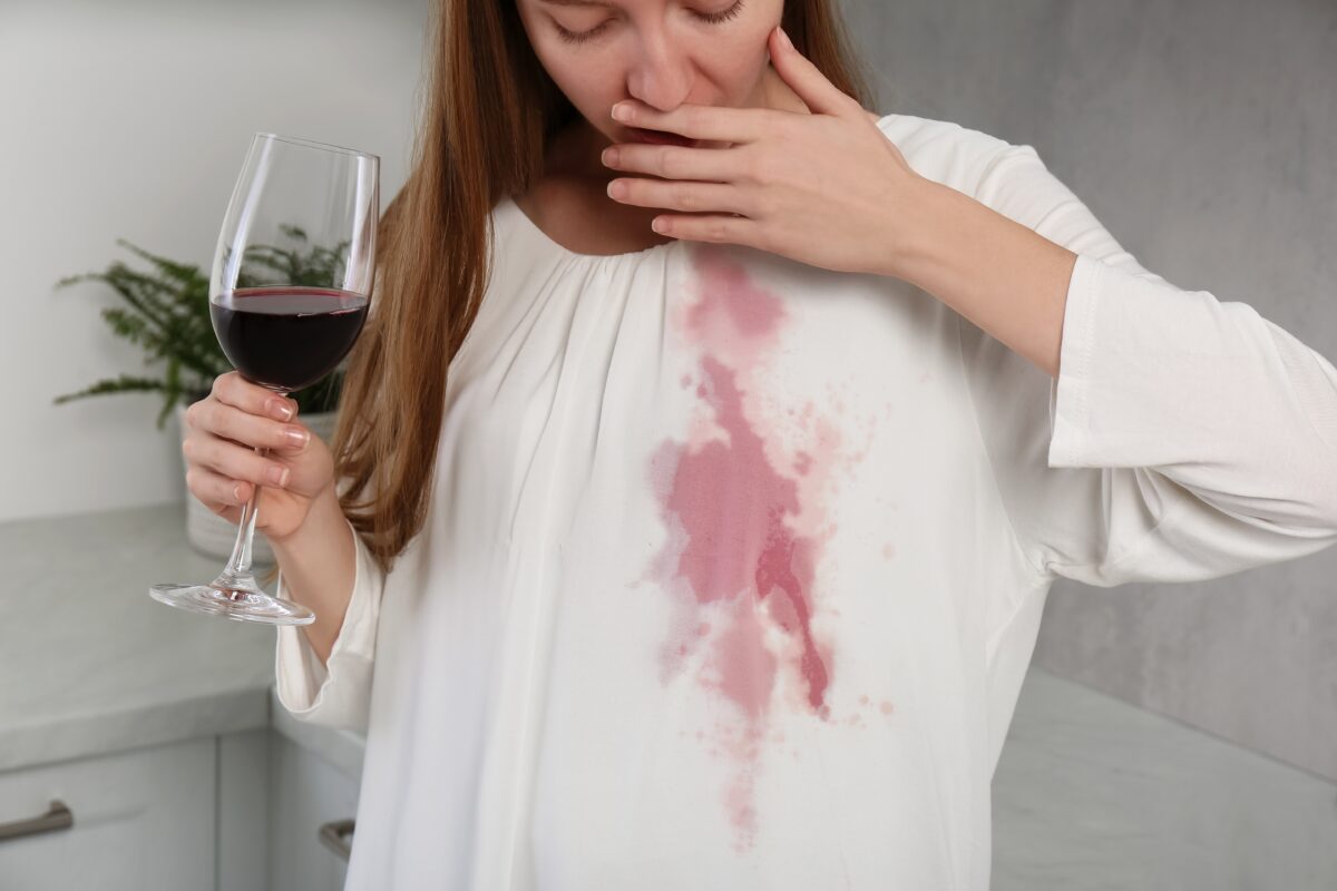 Cum poți scoate ușor petele de vin roșu de pe țesături. Trucurile recomandate de experți