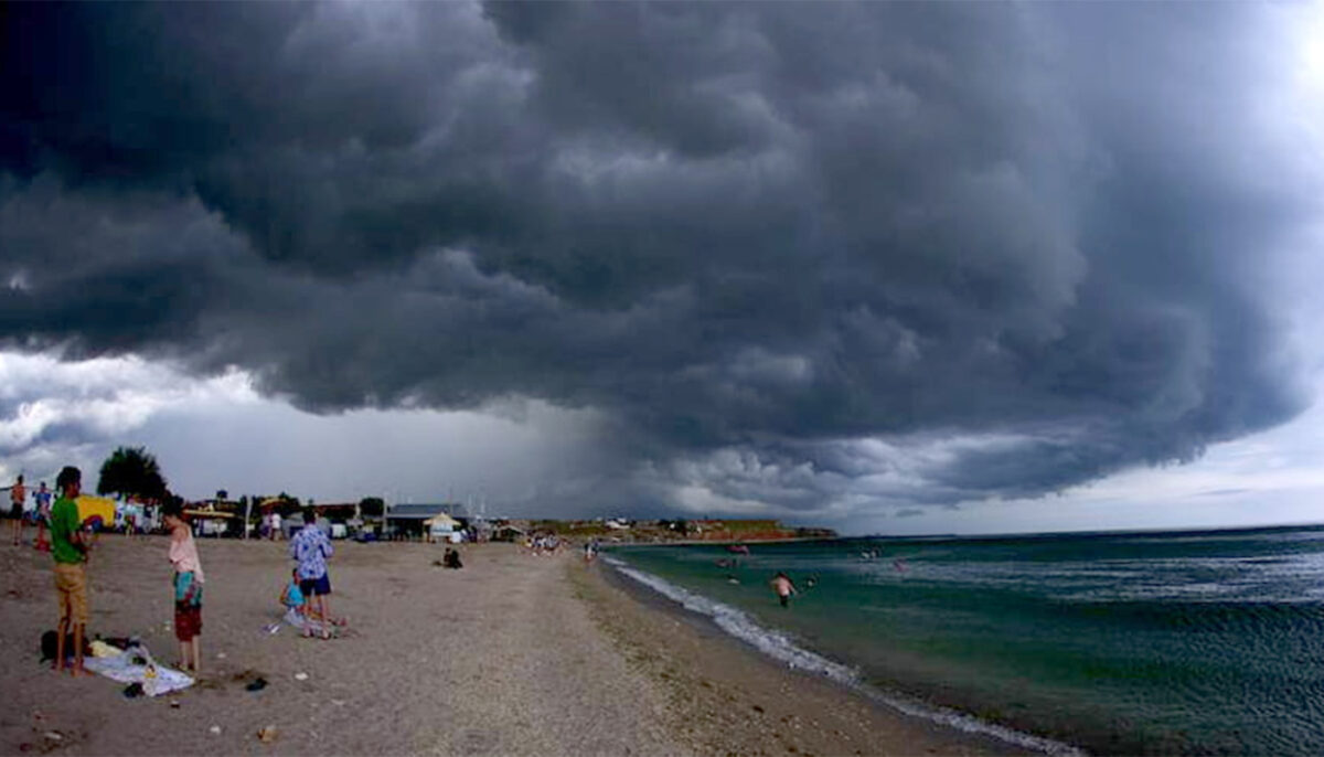 Meteorologii Accuweather au modificat prognoza: Se strică vremea la mare începând cu această dată