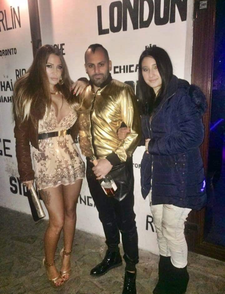 „Sharky”, prins între soție (stânga) și verișoara soției (dreapta)