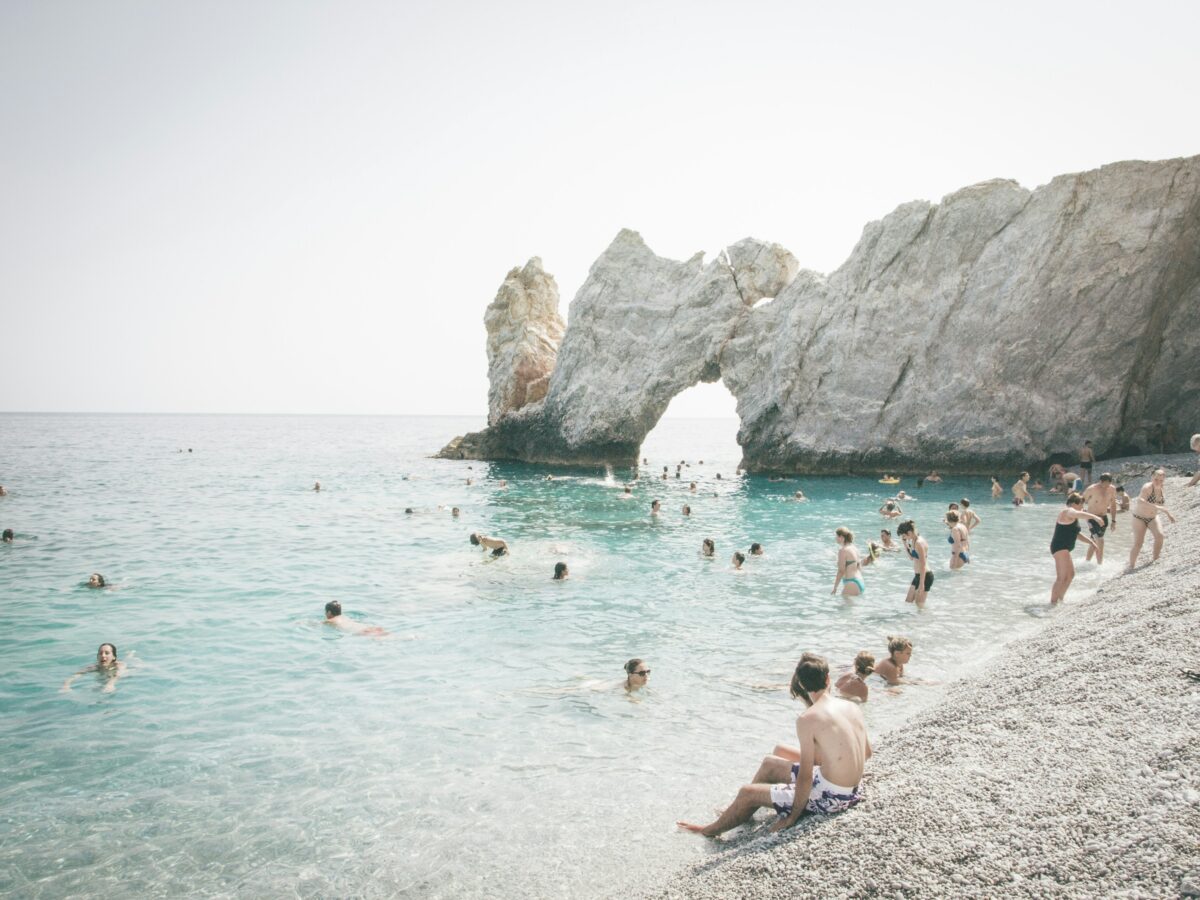 Plaja din Grecia unde turiștii riscă o amendă de 1000 de euro dacă pleacă acasă cu o piatră