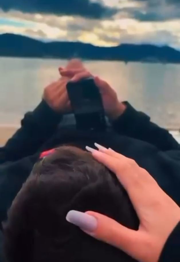Sabina îl mângâie pe cap pe 