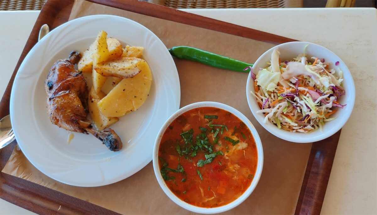 Cât a plătit o turistă, la „împinge tava” din Mamaia, pentru o ciorbă de văcuță și o pulpă de pui cu cartofi și salată de varză