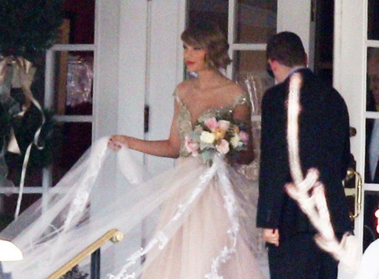 Taylor Swift, o apariție spectaculoasă în rochia de mireasă Dior Haute Couture