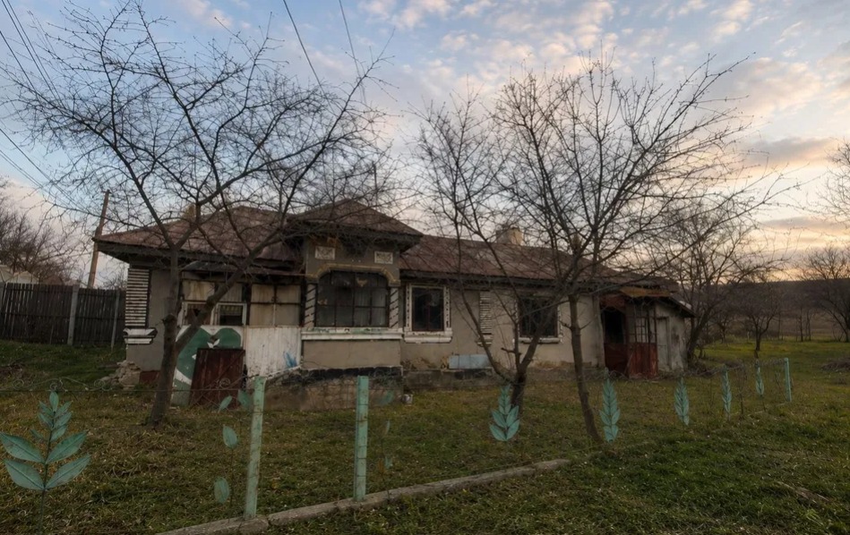Localitatea din România în care poți cumpăra o casă tradițională cu doar 8.000 de euro. Terenul are 2320 de metri pătrați