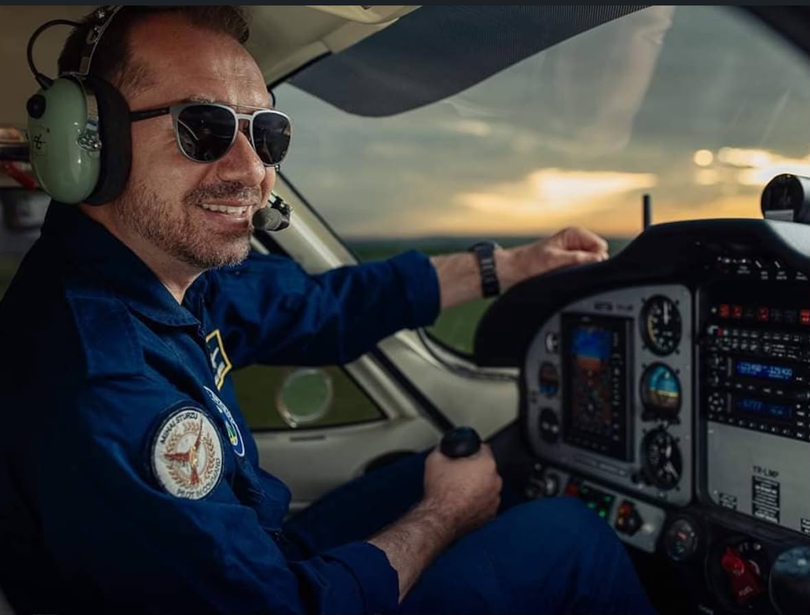 Mihai Sturzu mărturisește că nu i-a fost niciodată frică să urce într-o avion / Sursă foto: Social media