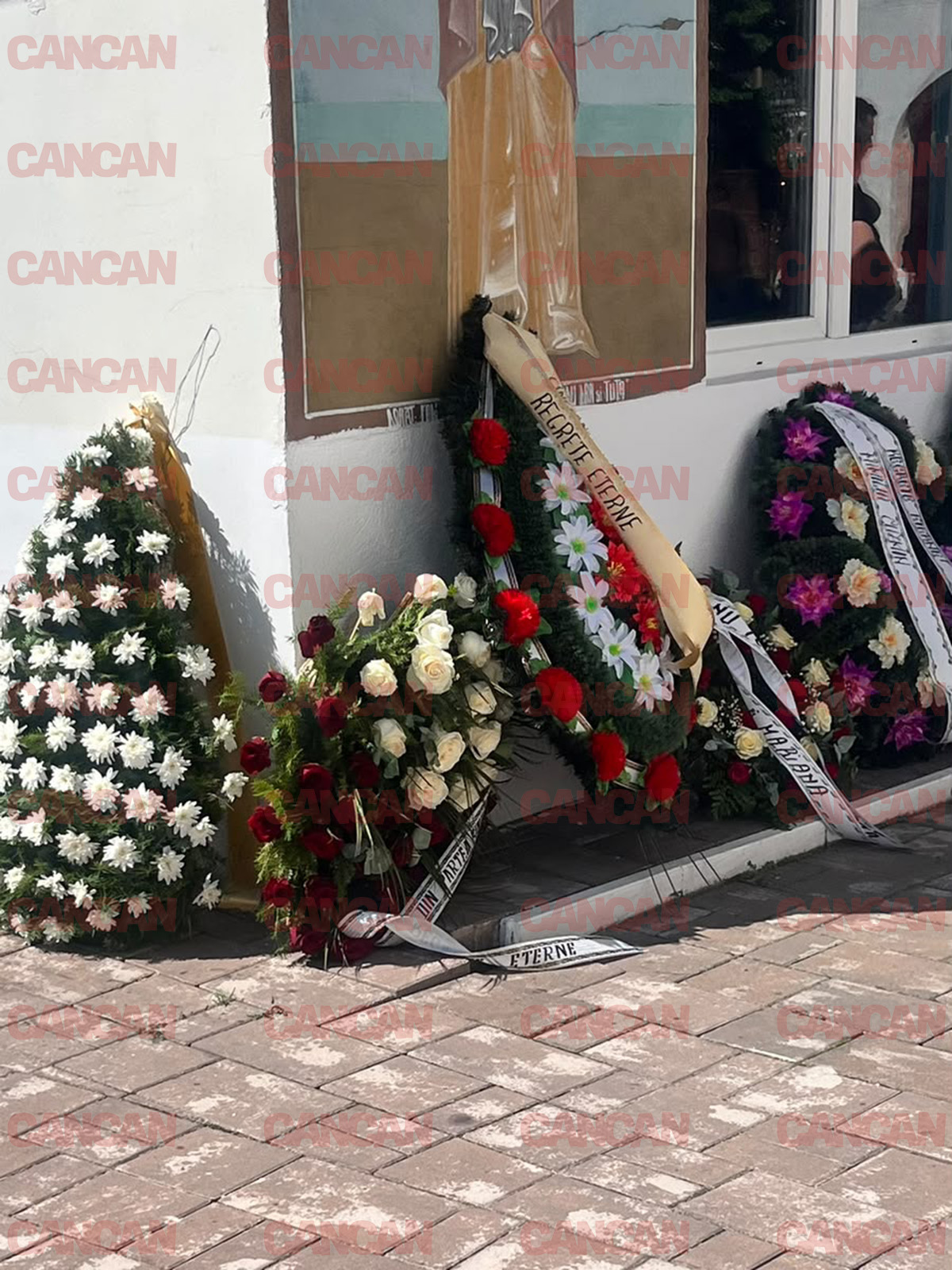Cei care au iubit-o pe Anastasia au aduc coroane de flori ca ultim omagiu