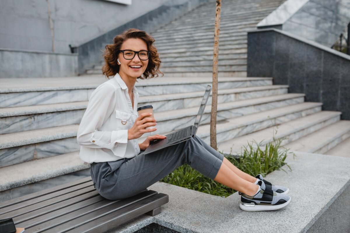 (P) Ce sneakers porți la birou și cum îi integrezi în outfit