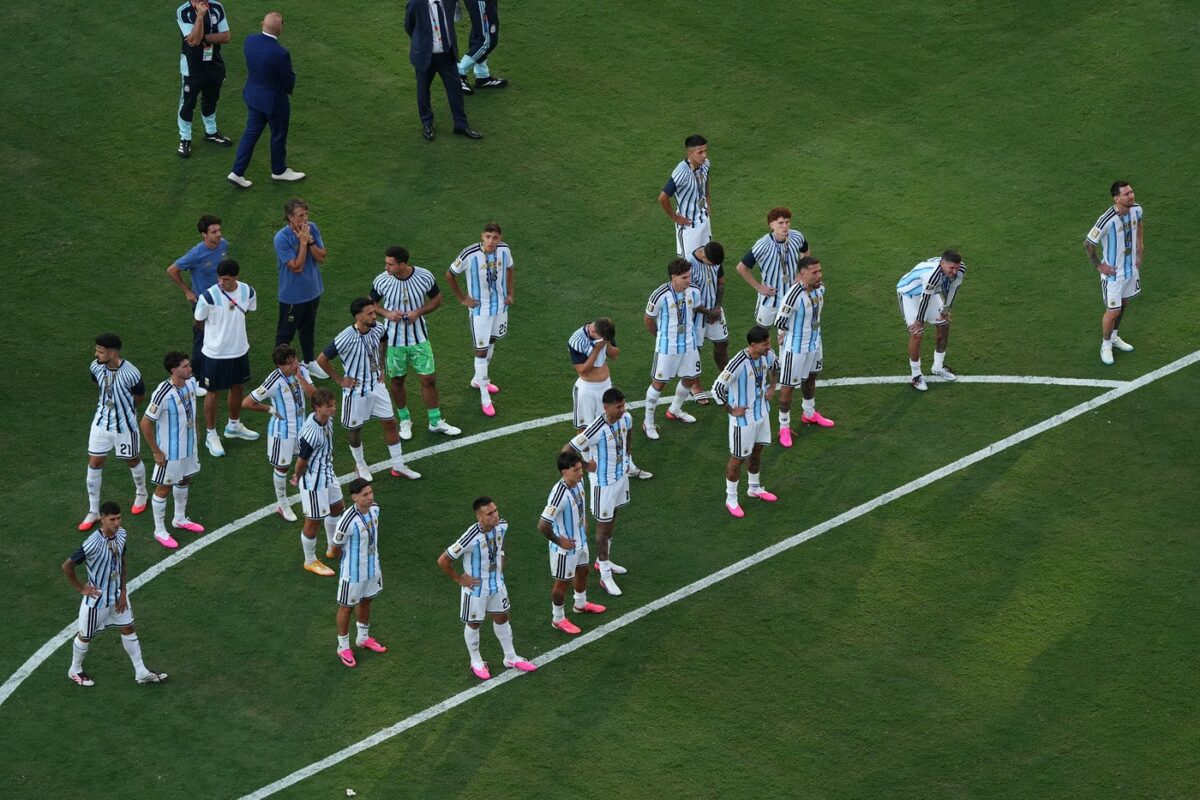 Încă o controversă după finala Campionatului Mondial. Mai mulți jucători ai Argentinei au întors spatele în timpul festivității de premiere a Spaniei