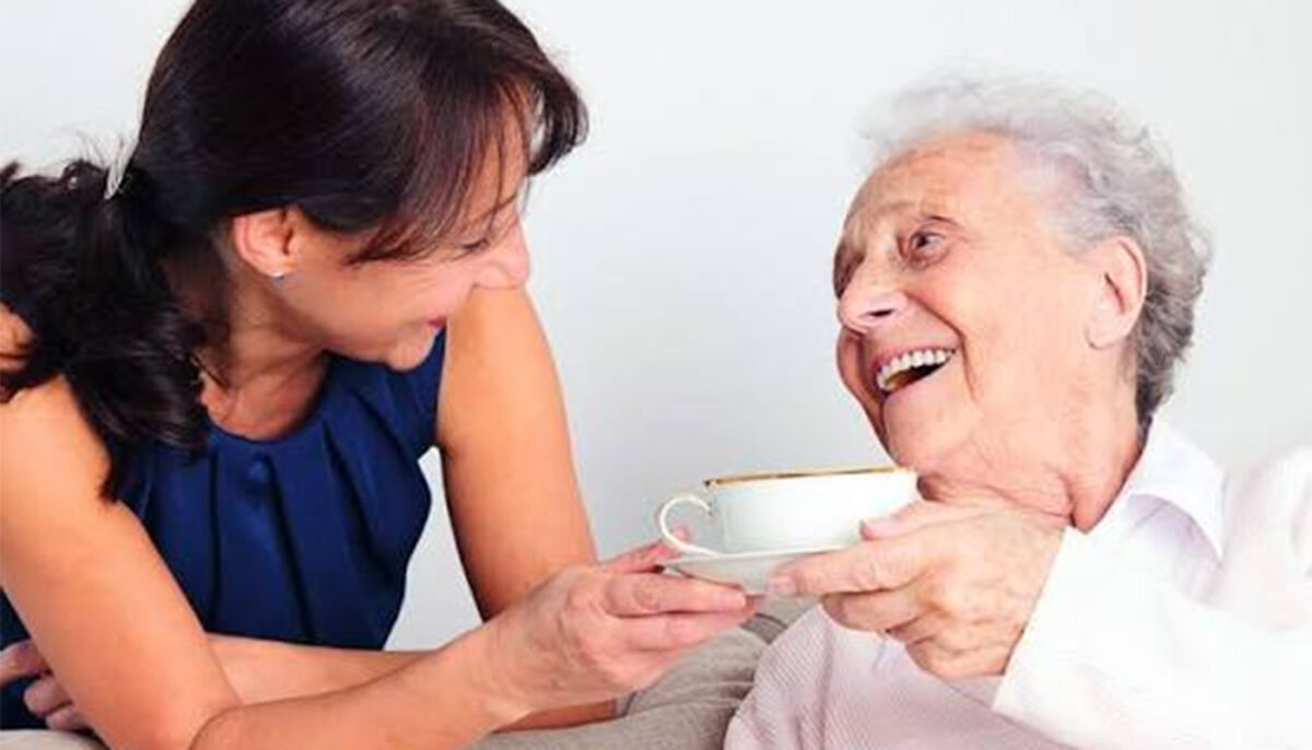 După 20 de ani în care a lucrat ca badantă în Italia, o româncă s-a pensionat. Ireal ce pensie lunară primește pentru cele două decenii de muncă