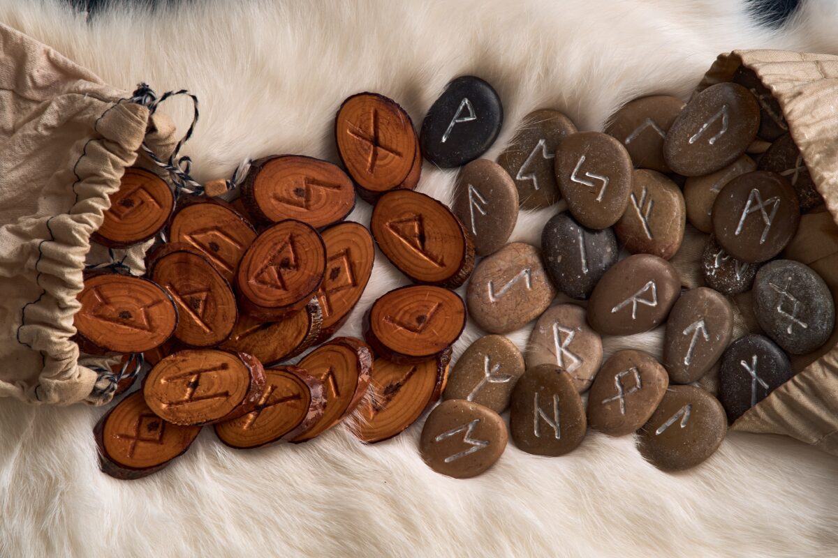 Horoscop rune azi, 3 iulie 2026. Zodia Gemeni poate avea parte de câștiguri neașteptate sau o relație nouă