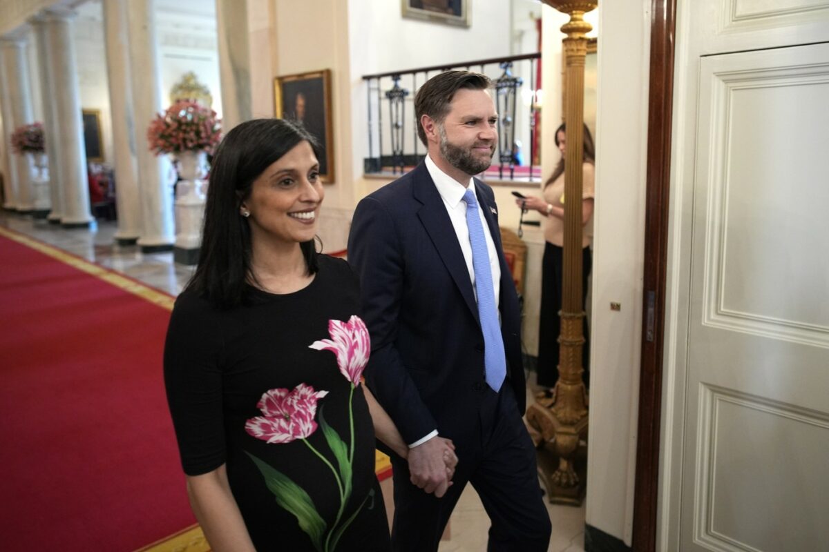JD Vance a devenit tată pentru a patra oară. Ce nume au ales pentru copil