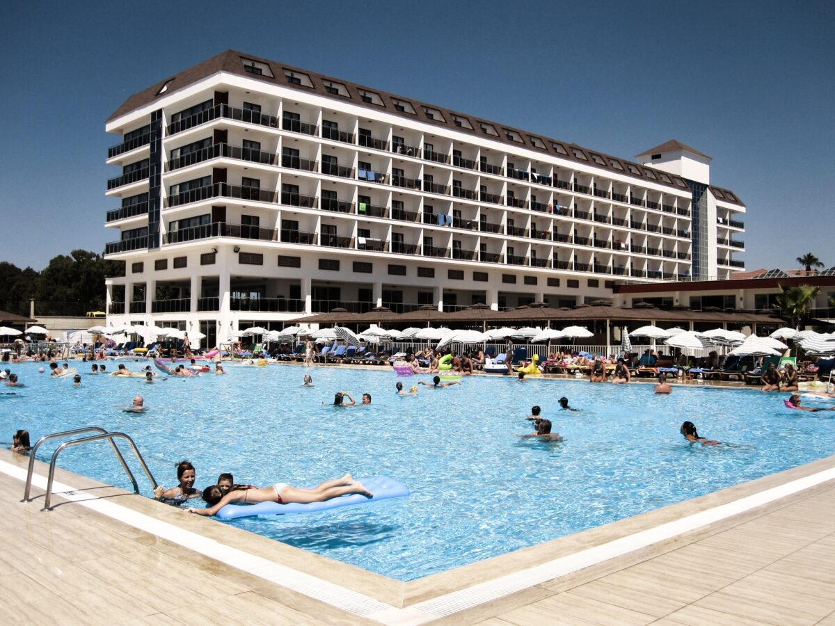 O fetiță de 7 ani s-a înecat la piscină, în Sunny Beach. Românii cer ajutor pentru a afla condițiile în care s-a stins