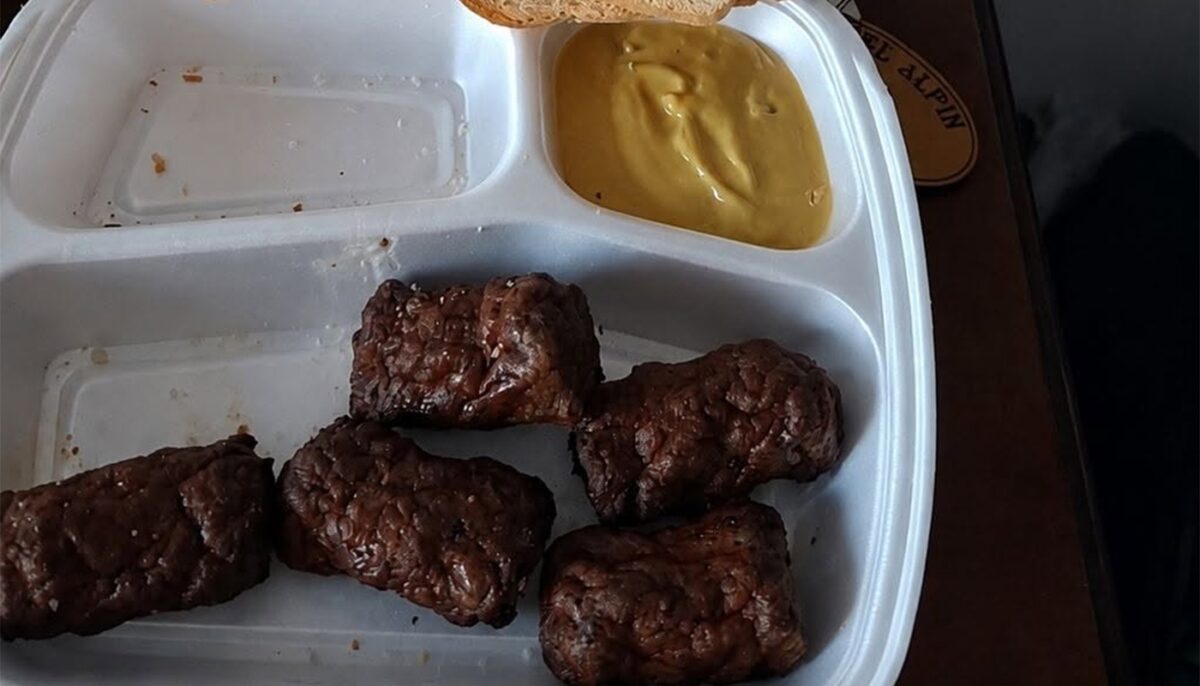 „Fraților, ăștia au tăiat micul pe din două!”. Câți lei a plătit un turist pentru 5 jumătăți de mic, la preț de mici întregi, într-un restaurant din Rarău