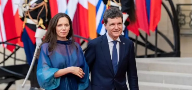 Cum s-a îmbrăcat Mirabela Grădinaru la dineul organizat de Emmanuel Macron. Imagini inedite de pe covorul roșu