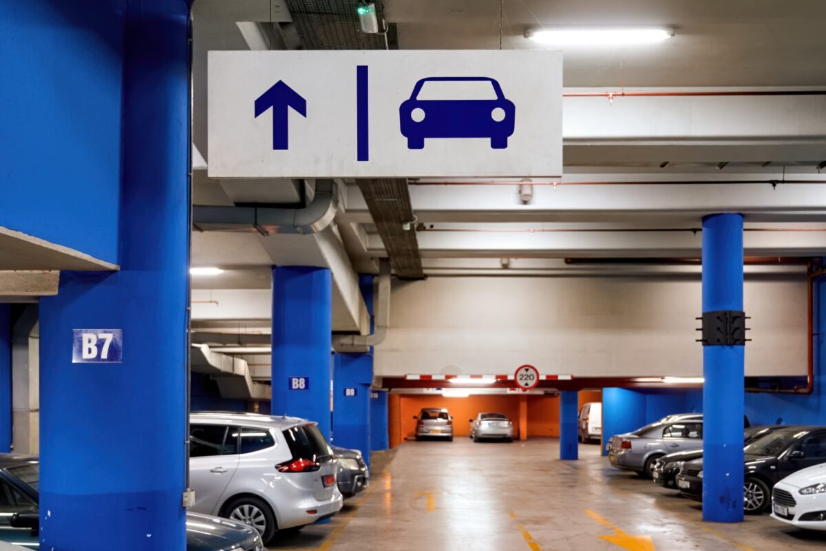 (P) Cum economisești timp și bani alegând parcarea potrivită la aeroportul din București