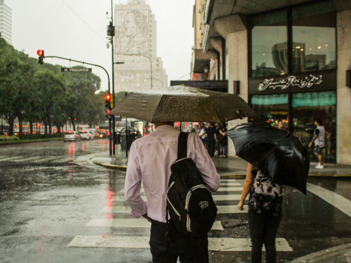 Cod galben de instabilitate atmosferică. Meteorologii anunță furtuni, vijelii și grindină în Capitală