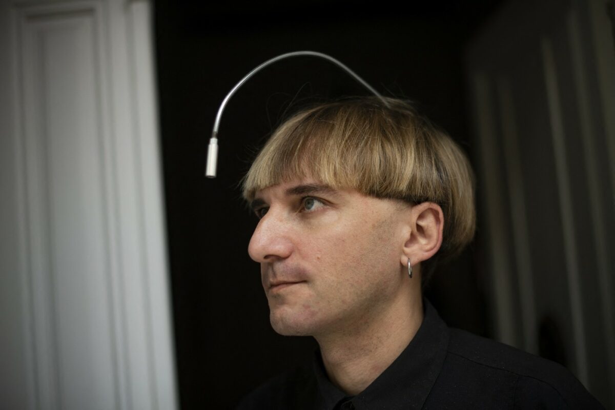 Bărbatul considerat primul „cyborg” recunoscut oficial din lume. Antena implantată în craniu îi permite să „audă” culorile