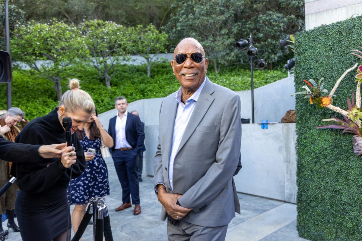 Morgan Freeman și-a transformat ferma într-un sanctuar pentru albine. De ce refuză actorul să le recolteze mierea