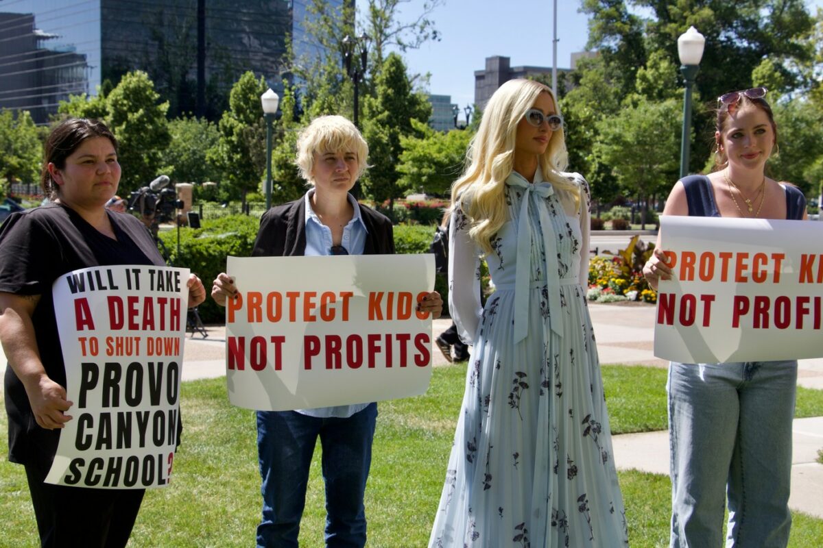 Paris Hilton obține o victorie după ani de luptă. Școala unde spune că a fost abuzată își pierde licența