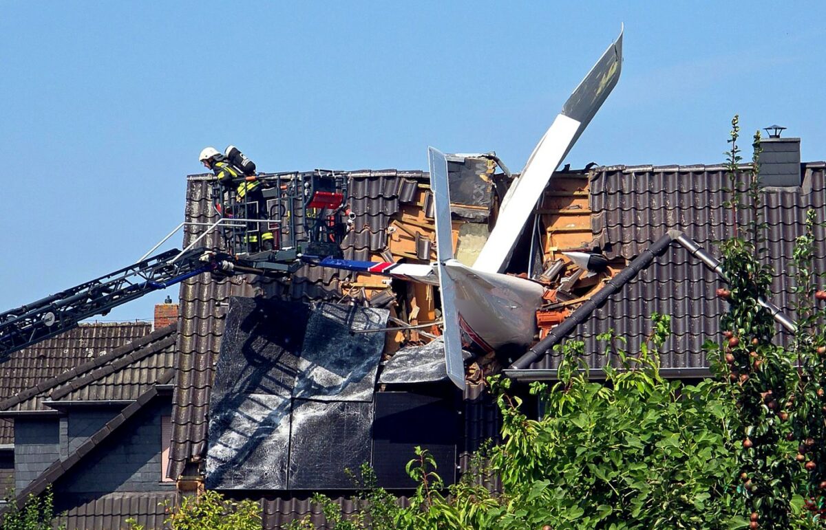 Accident aviatic, fără supraviețuitori. Un avion s-a prăbușit peste o casă, în Germania
