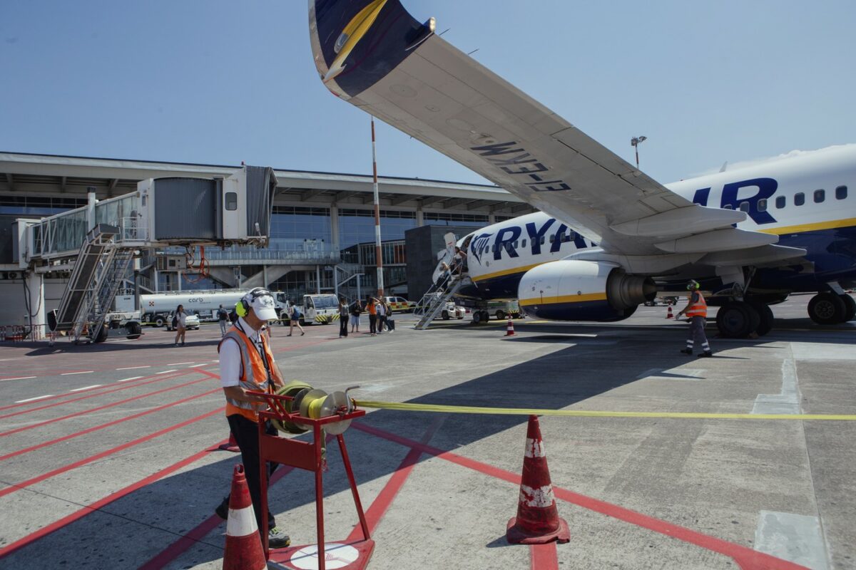 Clipe de panică la bordul unui zbor Ryanair. O bucată de motor s-a desprins și a spart un geam