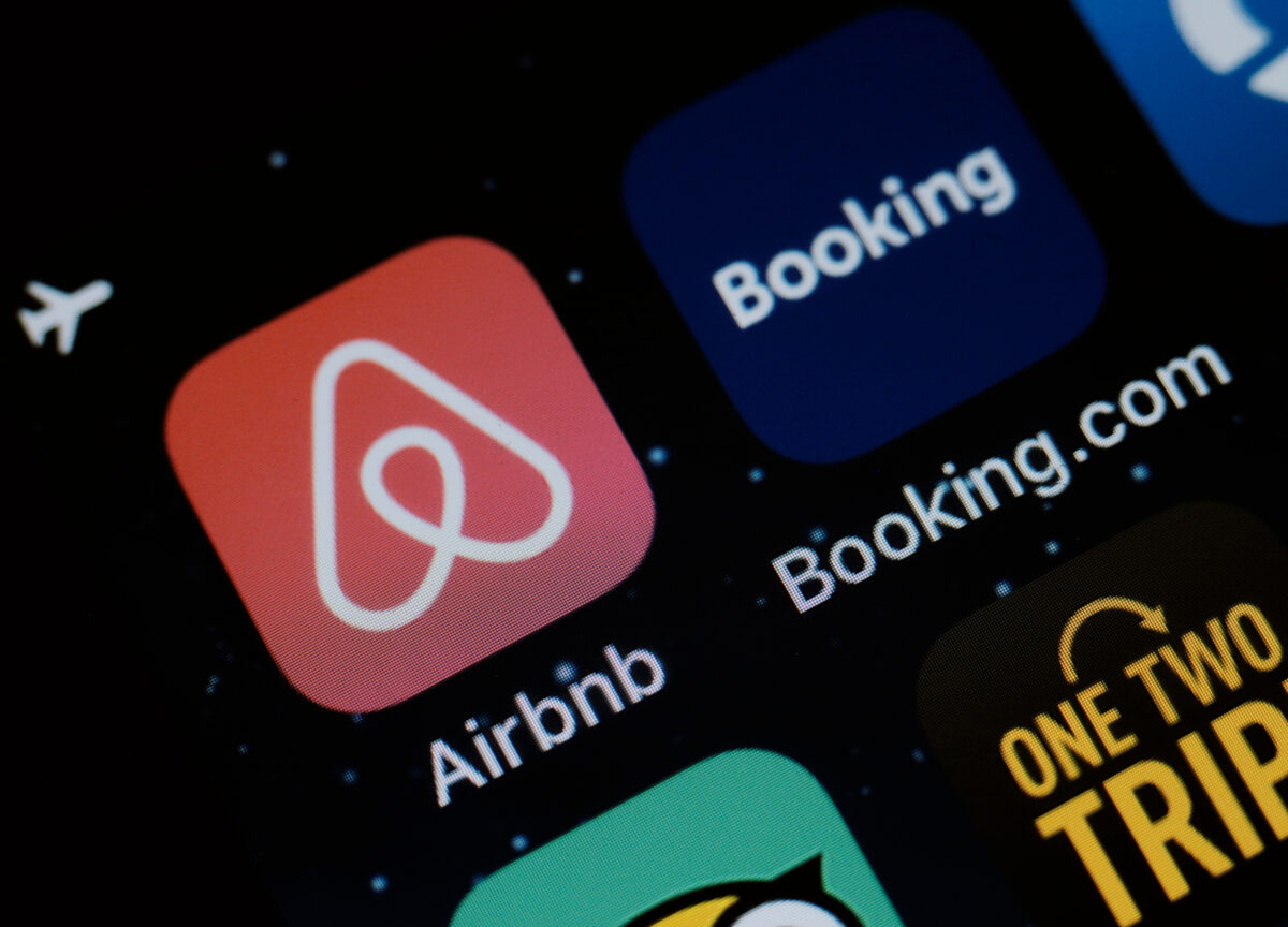 Reguli noi pentru românii care închiriază locuințe prin Airbnb și Booking. Sunt obligați să facă asta!