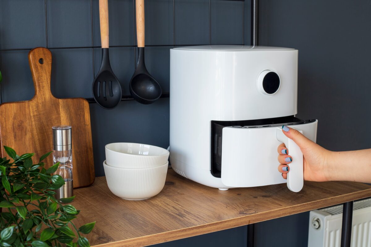 Air fryer sau aragaz? Nutriționiștii spun care metodă păstrează mai bine vitaminele din alimente