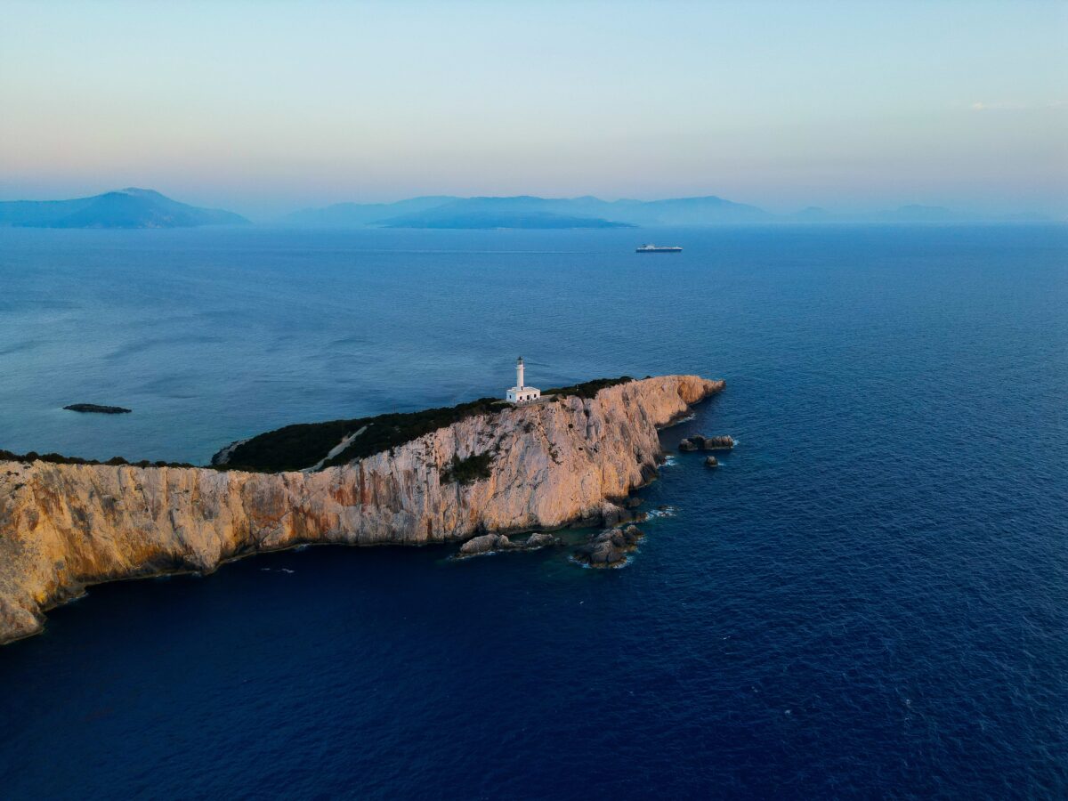 Locul din Grecia unde îndrăgostiții își găseau sfârșitul în Antichitate. Povestea unei legende vechi de peste 2.000 de ani