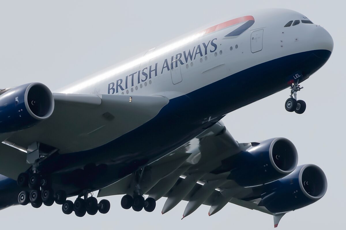 Un zbor spre Londra a fost anulat după ce membrii echipajului au petrecut până dimineață într-un local de lux