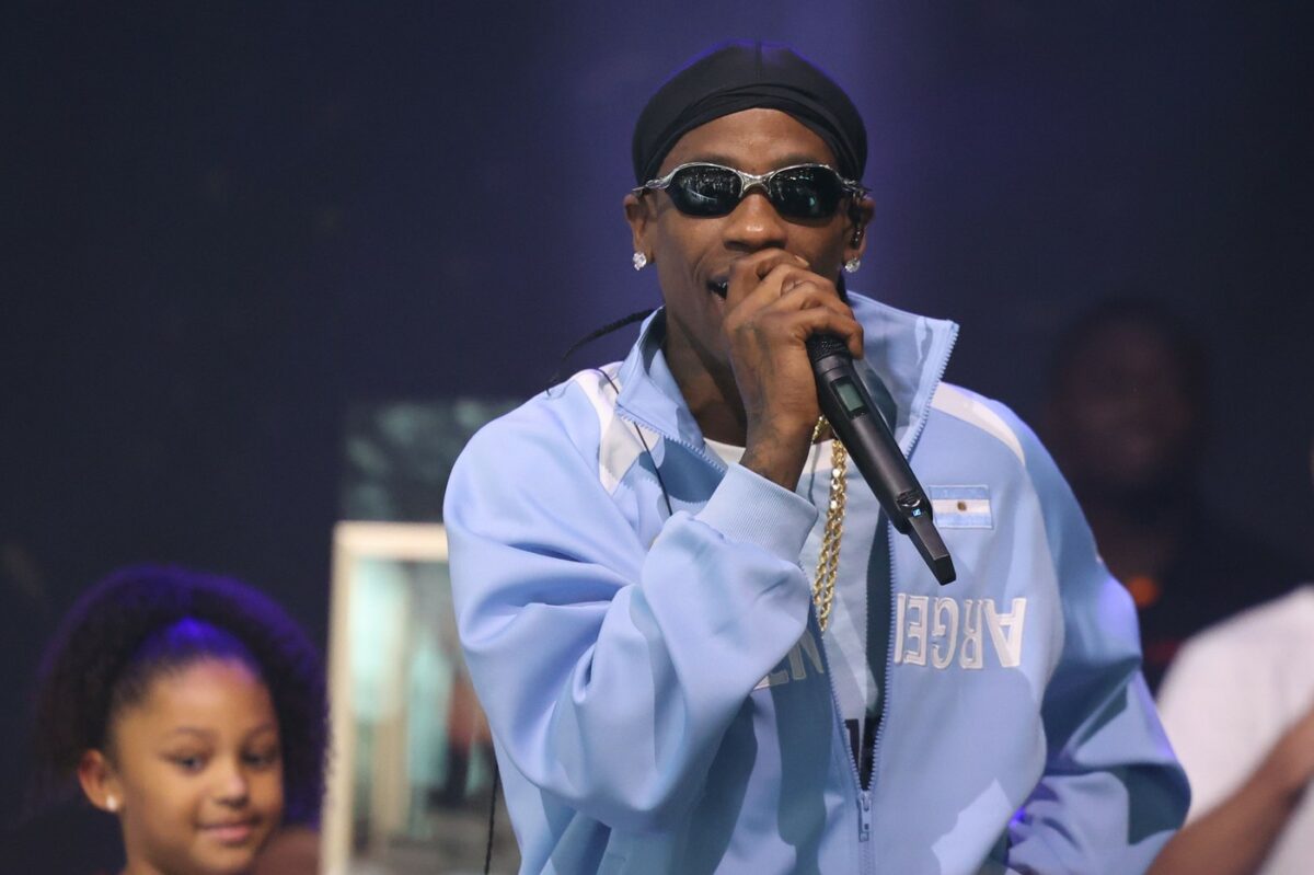 Travis Scott, implicat într-un scandal la concertul lui 50 Cent! S-a lăsat cu sticle aruncate și injurii