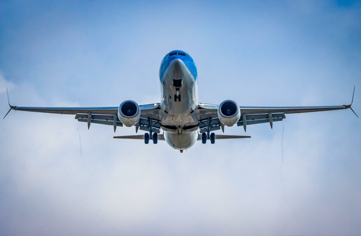 Momente de panică la bordul unui avion! Un pasager, la un pas de tragedie după ce geamul cabinei s-a spart în timpul zborului: „Cu greu au reușit să-l tragă înapoi”