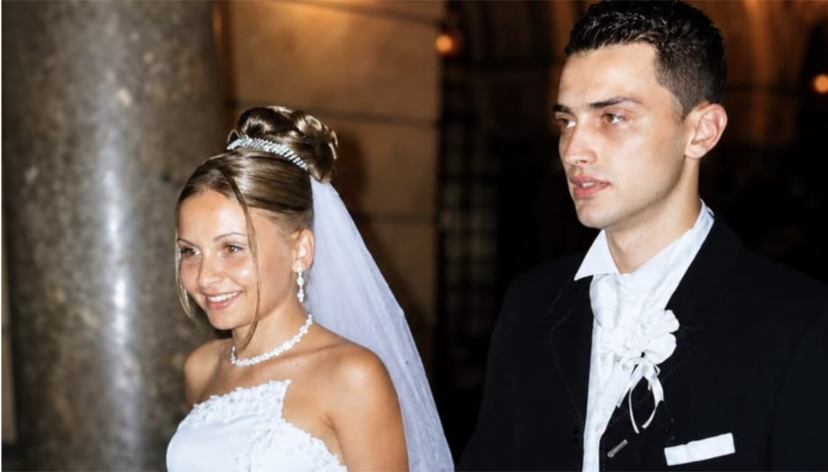 Recunoști tânărul din imagine?! Azi e unul dintre cei mai celebri chefi din România