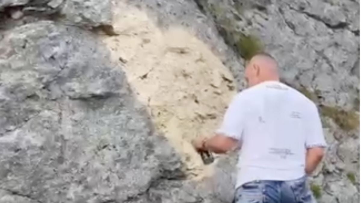 Cum și-a explicat gestul bărbatul care a fost prins în timp ce făcea graffiti pe Transfăgărășan: ”E stâncă”