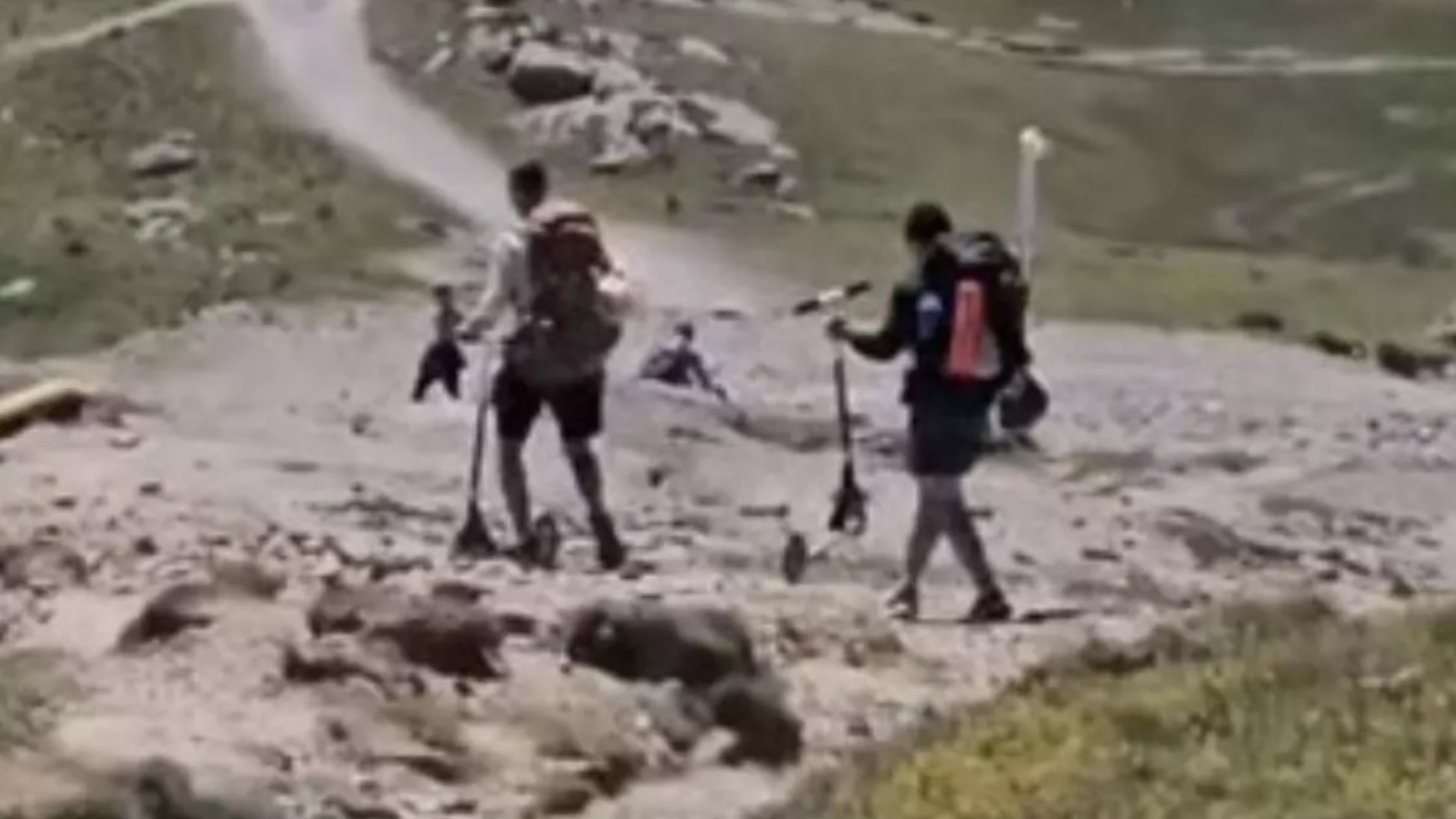 Cum au apărut doi turiști pe Platoul Bucegi. Imaginile publicate de Salvamont Prahova au revoltat românii