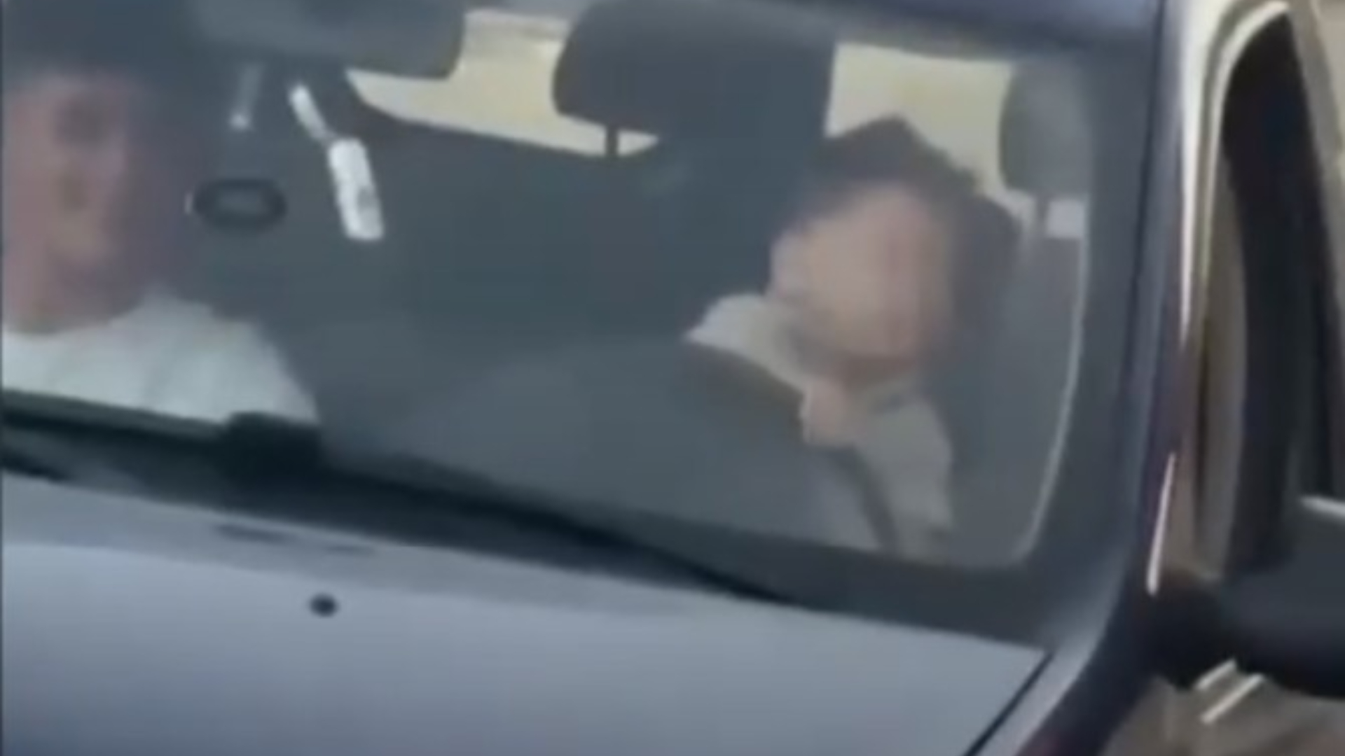 Scene incredibile în Vrancea. Un bebeluș de 11 luni conducea o mașină pe un drum public
