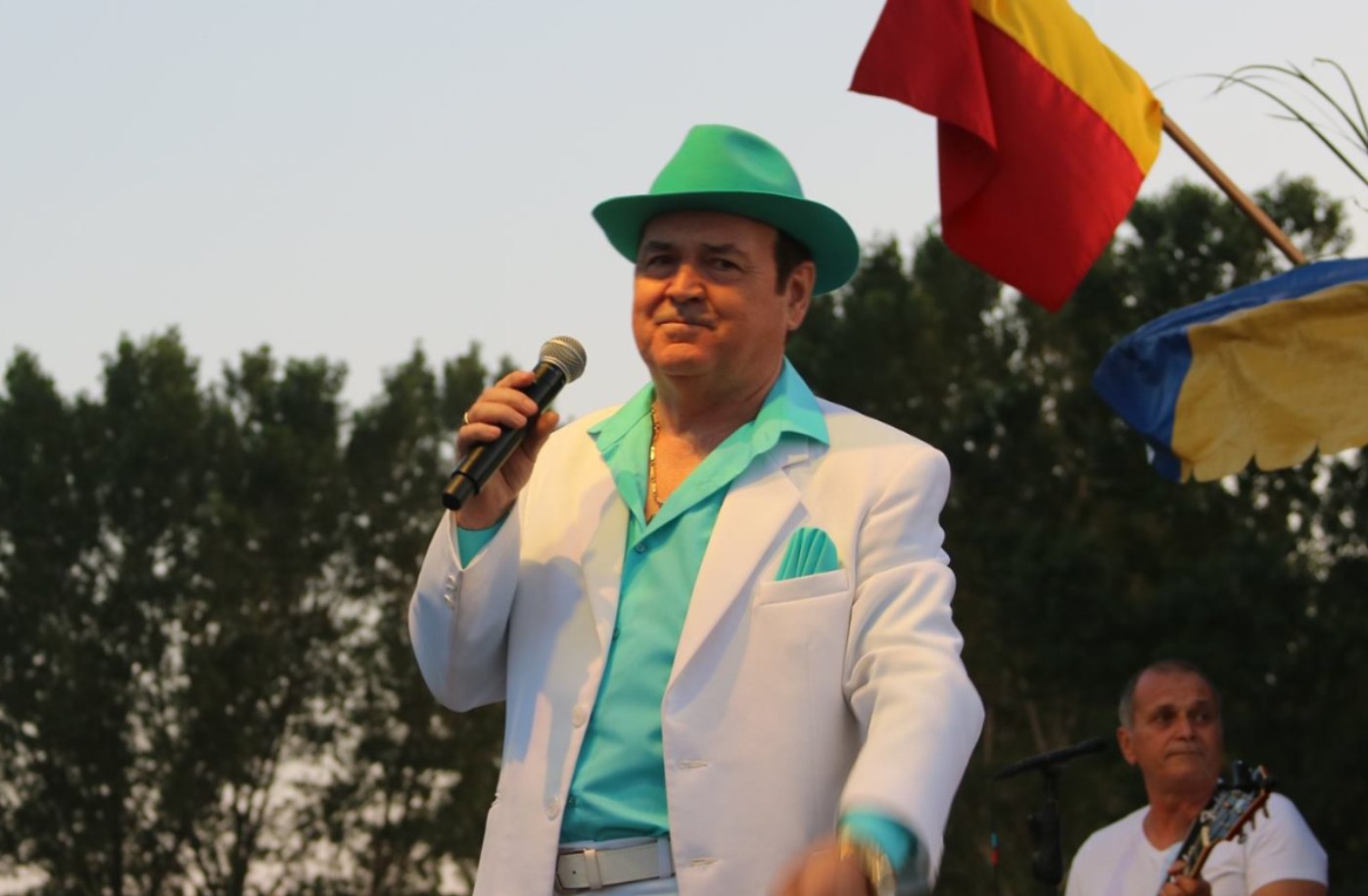 Nelu Vlad, solistul trupei Azur, este nevoit să-și vândă terenul din Băile Tușnad. Cât cere pe el