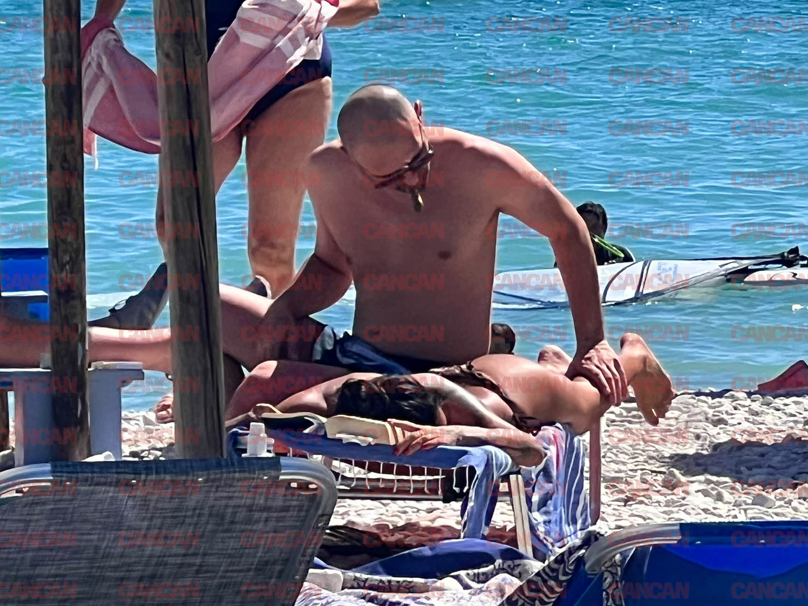 Spike o dă pe iubita lui cu ulei pe corp