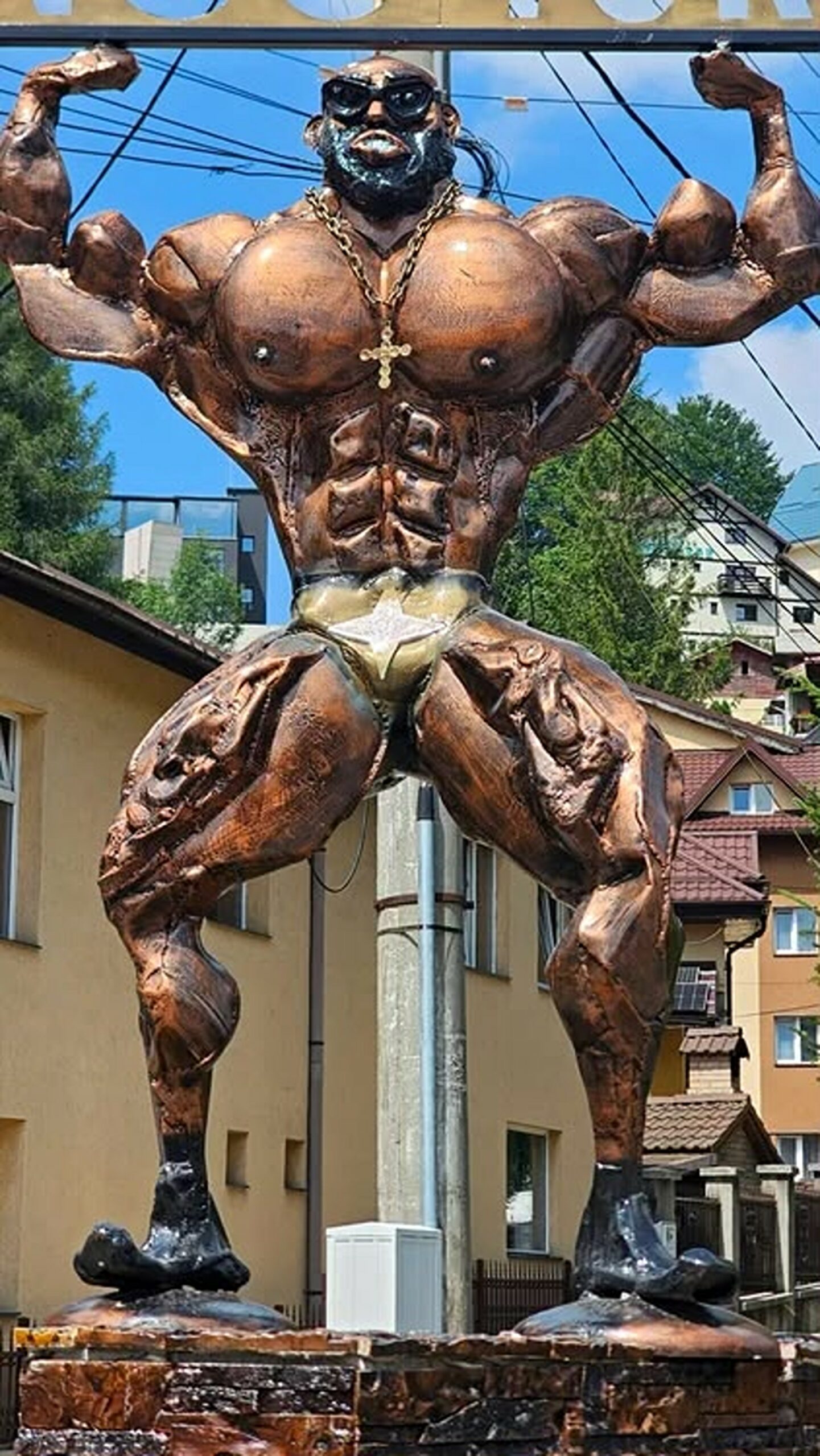 Statuia din Bușteni care a revoltat românii! Turiștii au numit-o „Satana” și au întrebat dacă Dorian Popa sau Alex Velea au fost muze