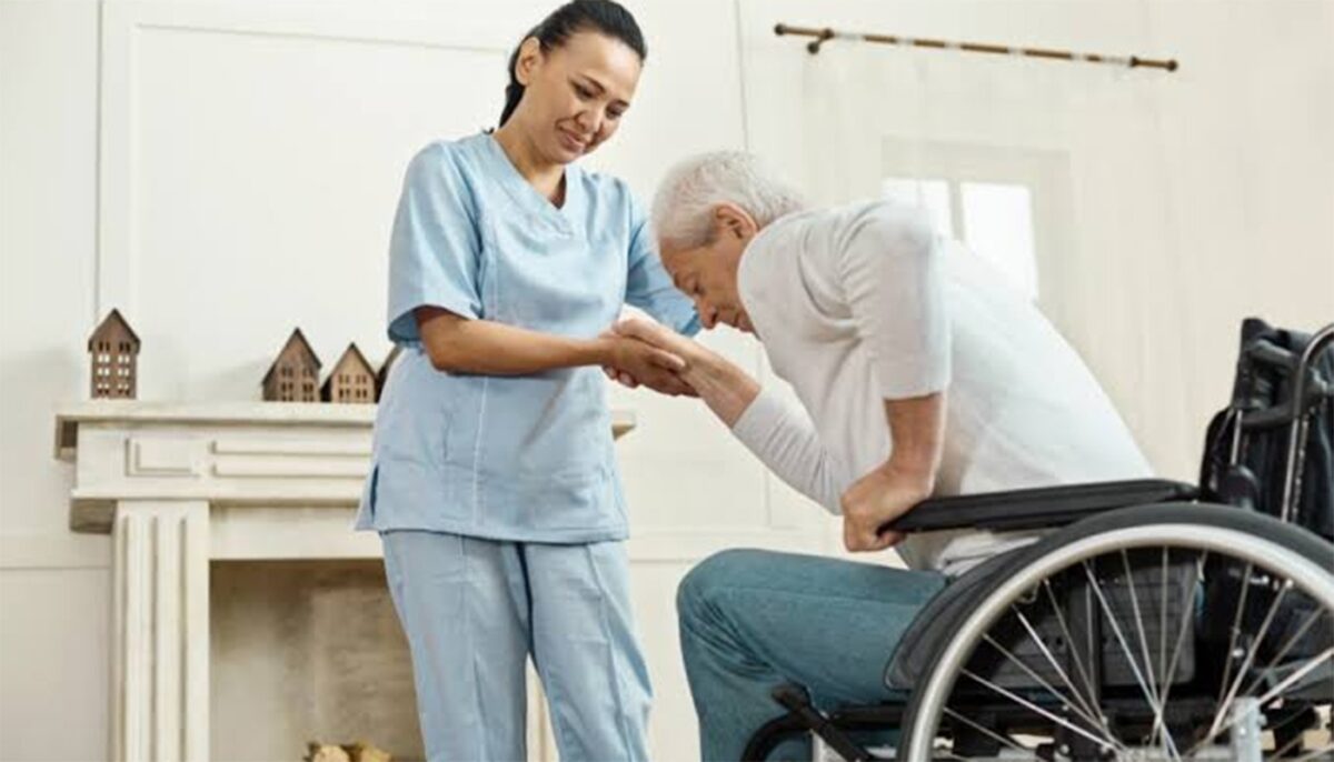 Ce s-a întâmplat după ce o badantă româncă de 51 de ani s-a măritat cu italianul de 90 de ani pe care-l îngrijea. Ce au observat rudele pensionarului