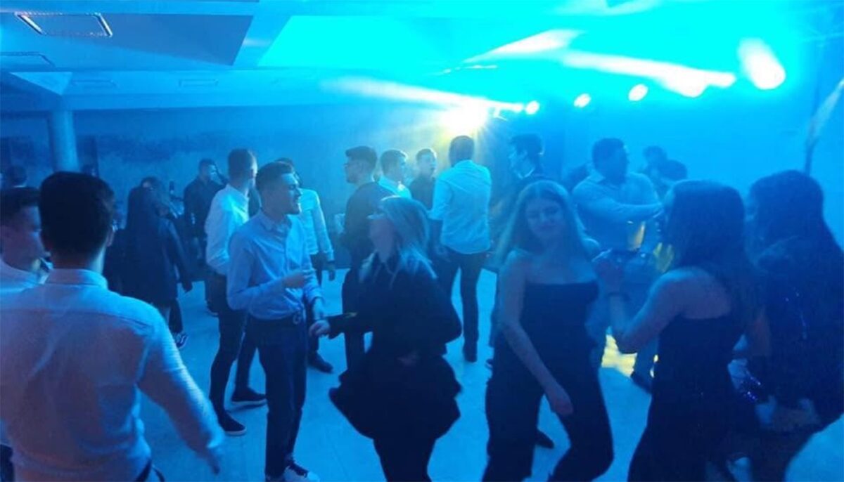 Majorat cu bani în plic, ca la nuntă, în Ploiești. Cât a mers darul și ce sumă a strâns sărbătorita de la cei 110 invitați