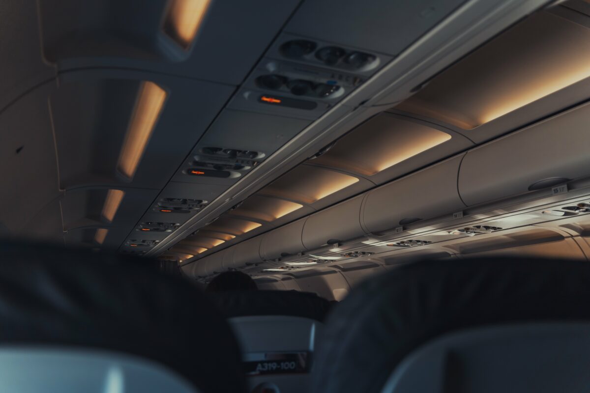 O nouă taxă pentru pasageri. O companie aeriană va cere bani pentru bagajul pus în compartimentul de deasupra