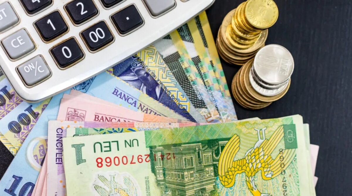 Anunț important pentru români: când vor încasa pensiile și alocațiile, în august 2026