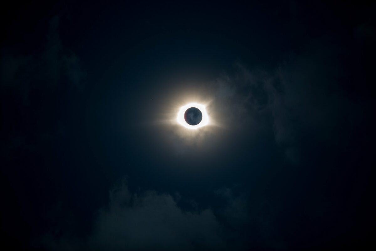 Efectele negative ale eclipsei totale de soare din 12 august 2026. Ce nu ai voie să faci